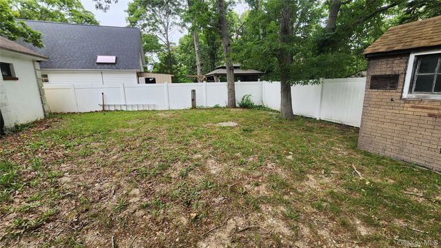 200 Oak Avenue, Flanders, NY 11901