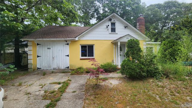 200 Oak Avenue, Flanders, NY 11901