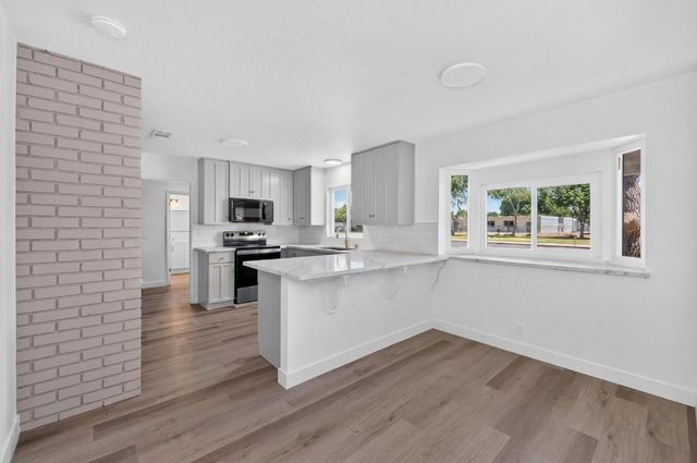 210 N Sunnyside Avenue, Clovis, CA 93611