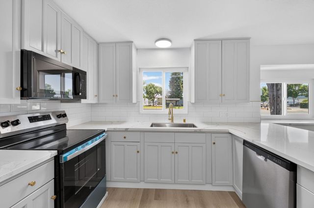 210 N Sunnyside Avenue, Clovis, CA 93611