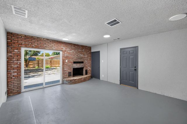 210 N Sunnyside Avenue, Clovis, CA 93611