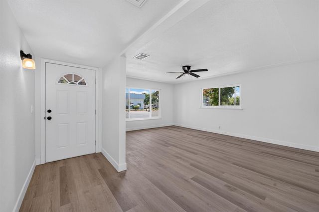 210 N Sunnyside Avenue, Clovis, CA 93611