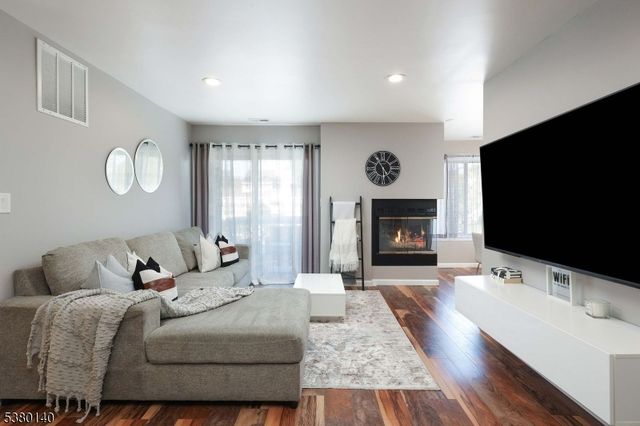 90 Farnham Sq 290, Sayreville Boro, NJ 08859