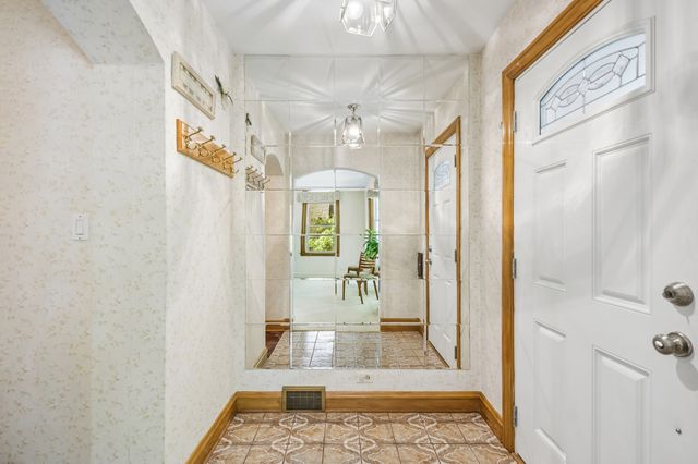 6241 N Leroy Avenue, Chicago, IL 60646