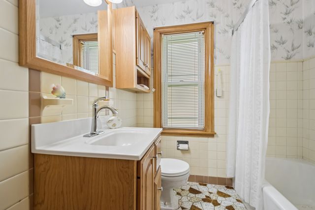 6241 N Leroy Avenue, Chicago, IL 60646