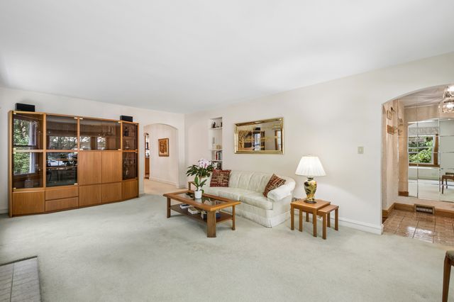 6241 N Leroy Avenue, Chicago, IL 60646