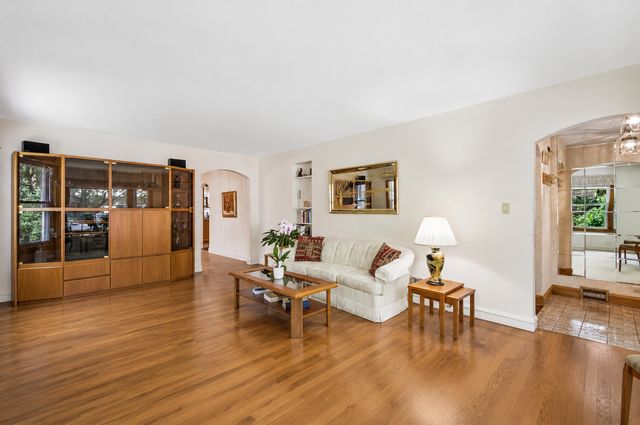 6241 N Leroy Avenue, Chicago, IL 60646