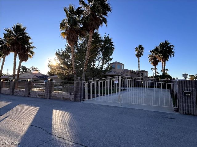 6445 Ponderosa Way, Las Vegas, NV 89118