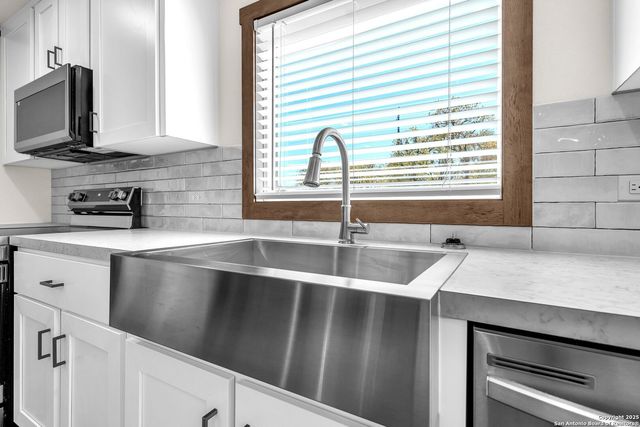 136 Syrah St, La Vernia, TX 78121