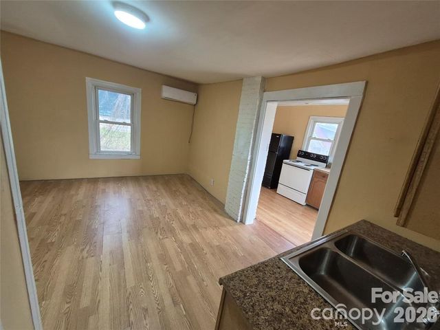 8 White Avenue, Asheville, NC 28803