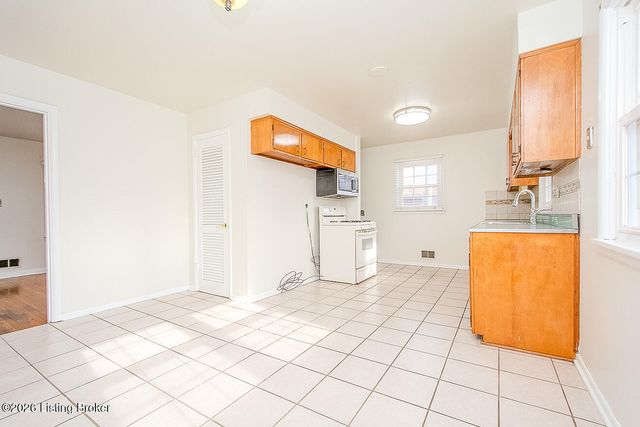 1502 Hobart Ct, Louisville, KY 40216