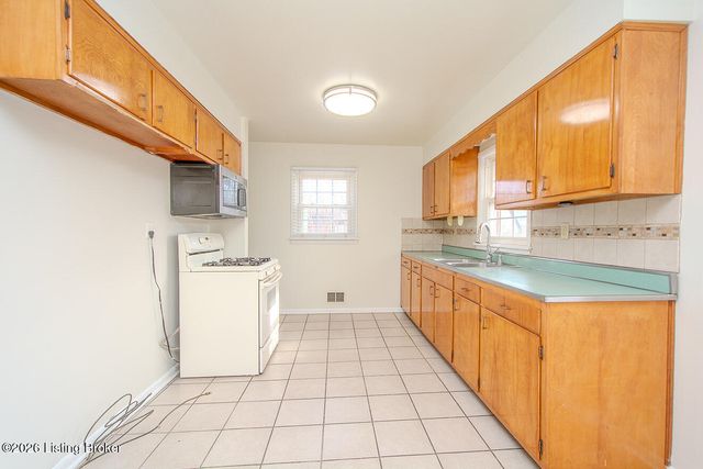 1502 Hobart Ct, Louisville, KY 40216