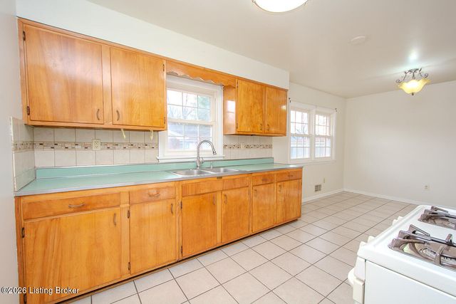 1502 Hobart Ct, Louisville, KY 40216