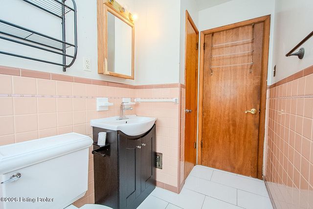 1502 Hobart Ct, Louisville, KY 40216