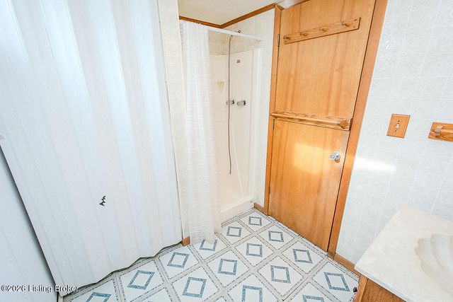 1502 Hobart Ct, Louisville, KY 40216