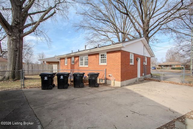 1502 Hobart Ct, Louisville, KY 40216