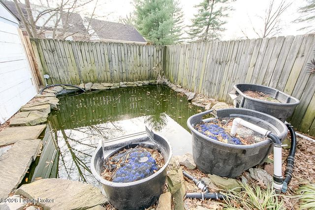 1502 Hobart Ct, Louisville, KY 40216