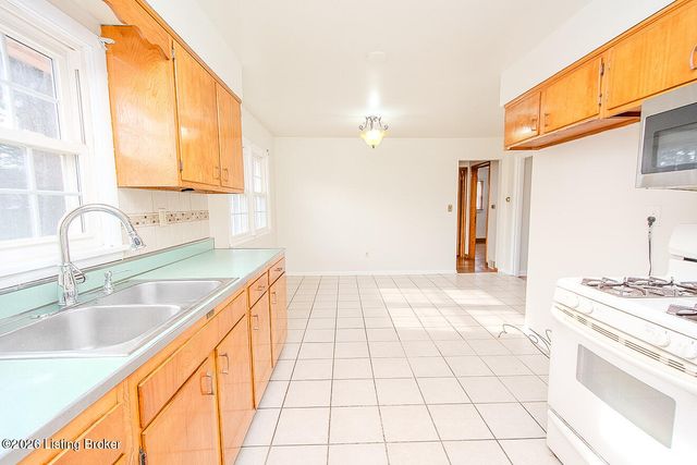 1502 Hobart Ct, Louisville, KY 40216