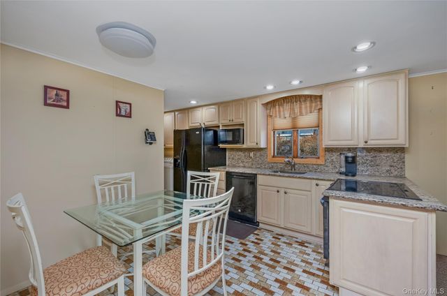 25 Windham Lane, Ronkonkoma, NY 11779