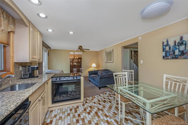 25 Windham Lane, Ronkonkoma, NY 11779