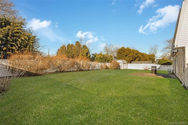 25 Windham Lane, Ronkonkoma, NY 11779