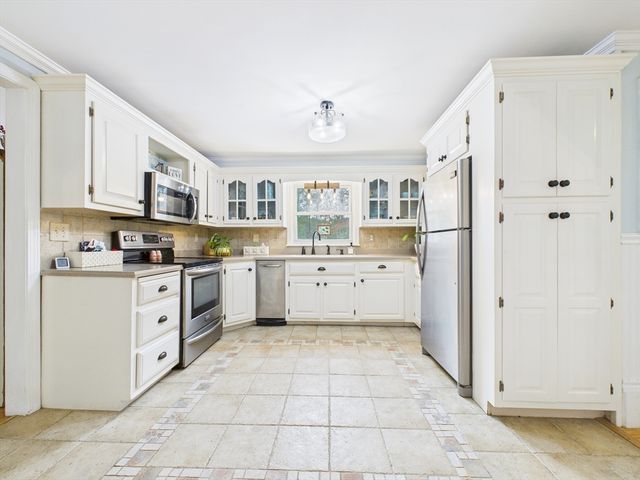 4 Kelly Dr, Freetown, MA 02717