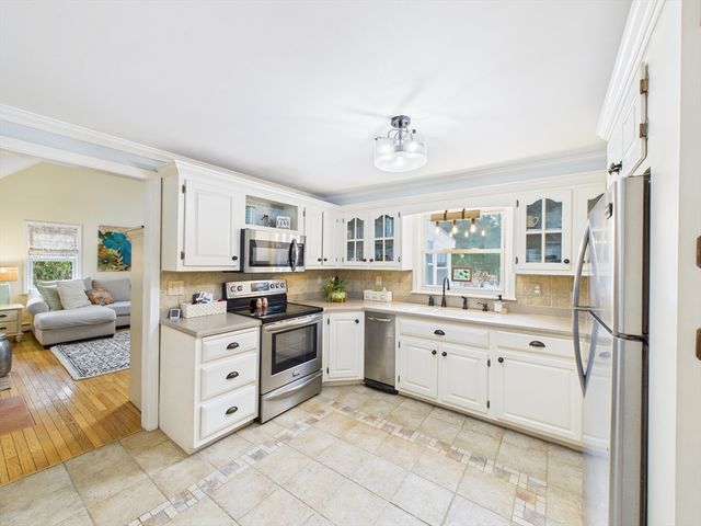 4 Kelly Dr, Freetown, MA 02717