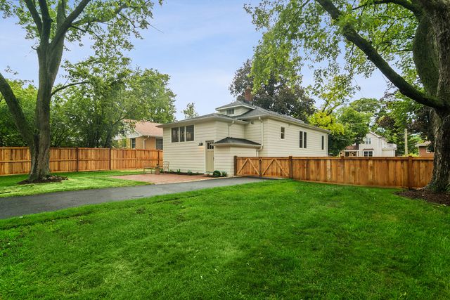 209 Raymond Avenue, Barrington, IL 60010