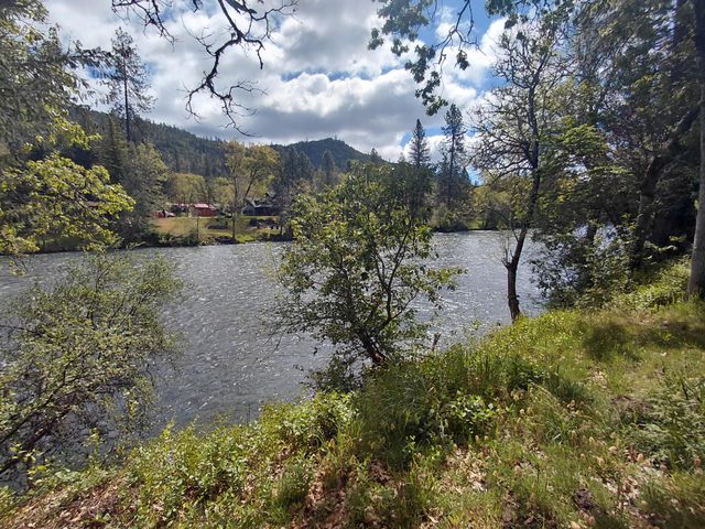 22266 Highway 62, Shady Cove, OR 97539
