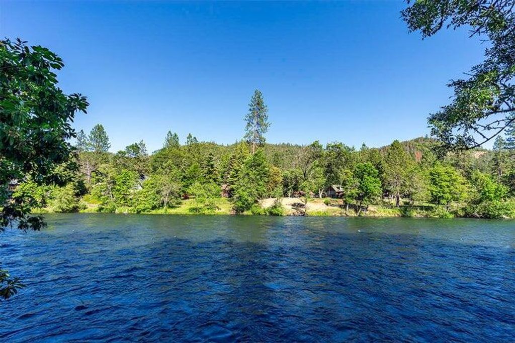 22266 Highway 62, Shady Cove, OR 97539