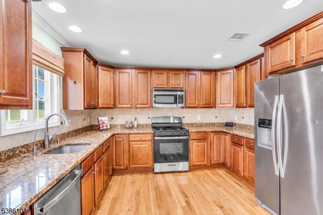 10 Harvey Ct, Clark Twp., NJ 07066