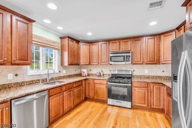 10 Harvey Ct, Clark Twp., NJ 07066