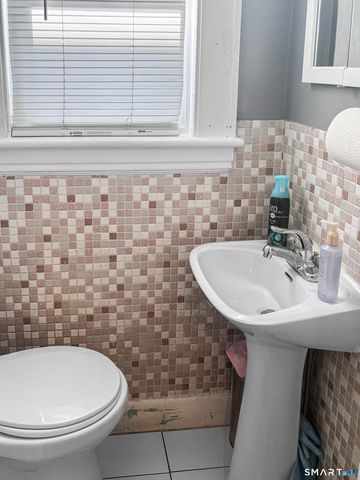 660 West Jackson Avenue, Bridgeport, CT 06604