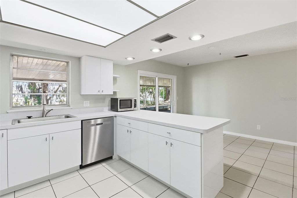 Image 16 of property listing at 9140 W HARBOR ISLE COURT, Crystal River, FL 34429