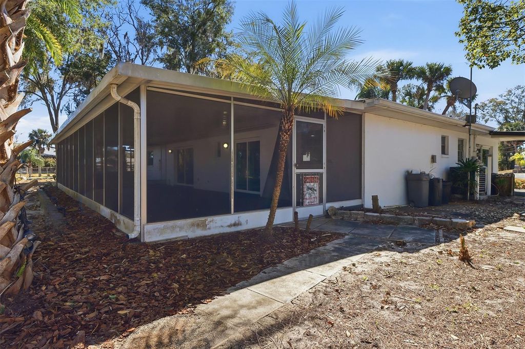 Image 5 of property listing at 9140 W HARBOR ISLE COURT, Crystal River, FL 34429