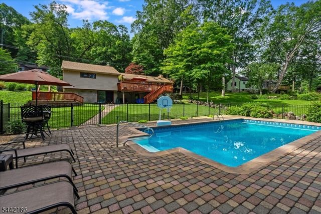 166 Glenside Trl, Byram Twp., NJ 07871