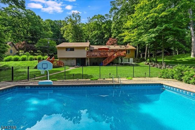 166 Glenside Trl, Byram Twp., NJ 07871