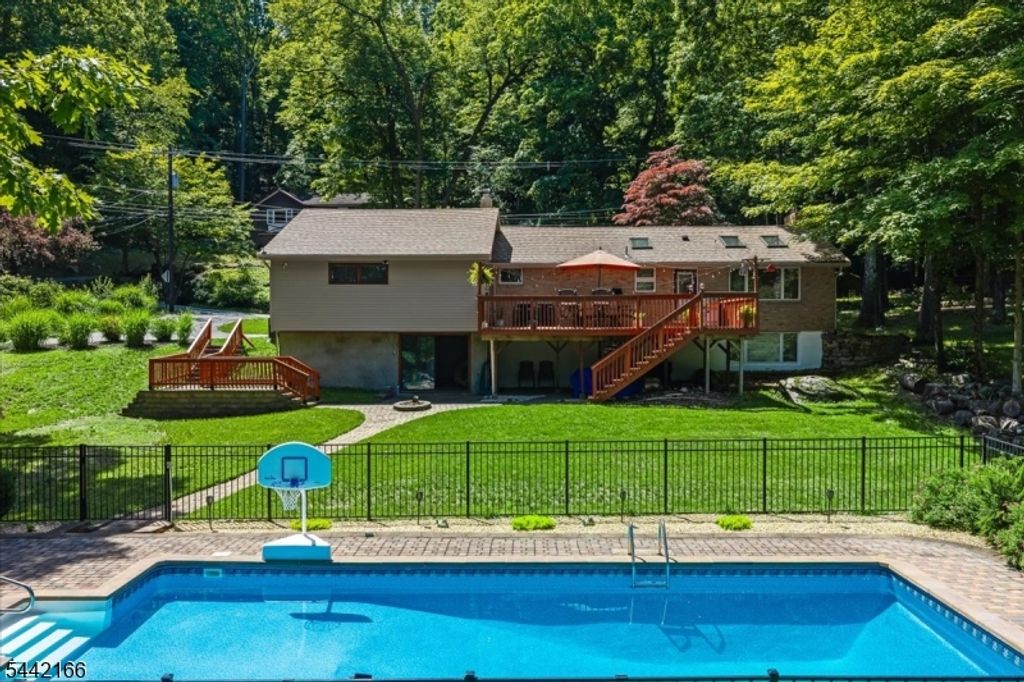 166 Glenside Trl, Byram Twp., NJ 07871