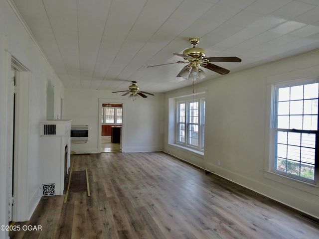 912 Chestnut Avenue, Joplin, MO 64801