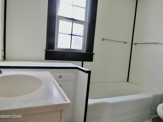 912 Chestnut Avenue, Joplin, MO 64801