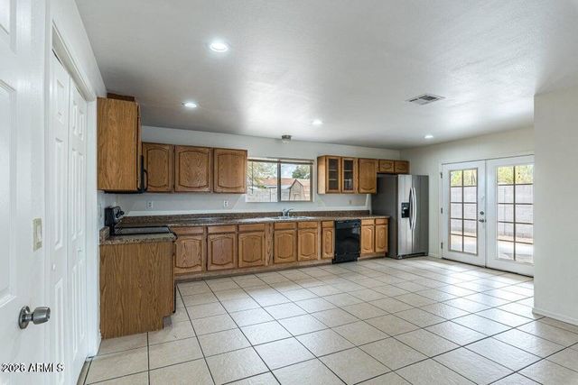 2914 E CHARLESTON Avenue, Phoenix, AZ 85032