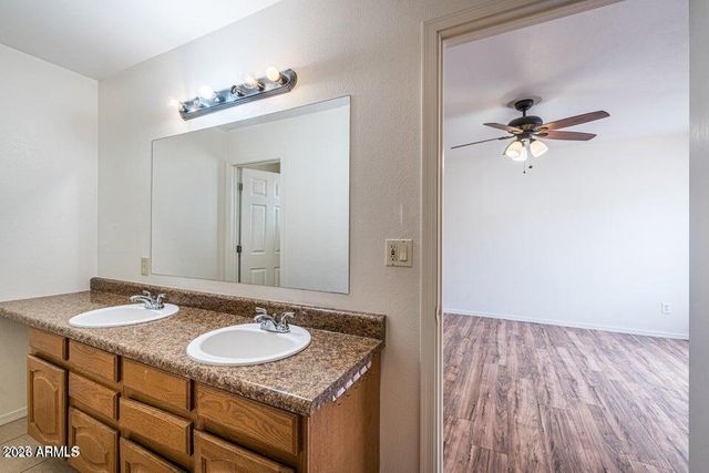 2914 E CHARLESTON Avenue, Phoenix, AZ 85032