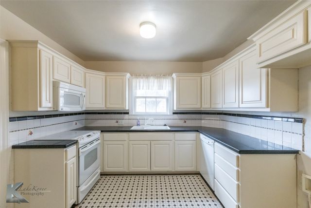 341 N 3rd Avenue, Munday, TX 76371