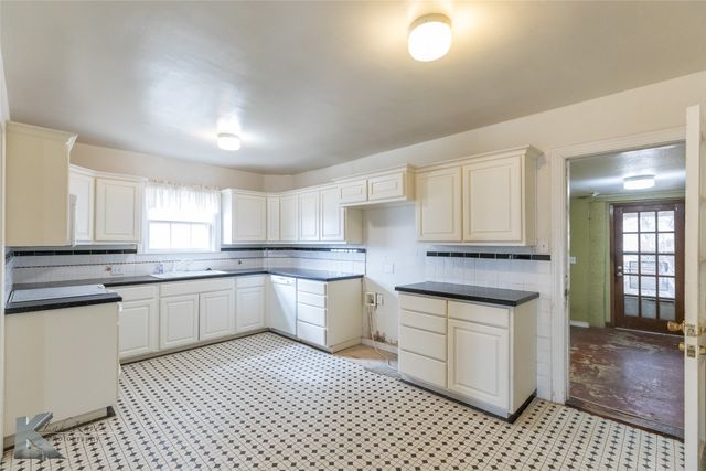 341 N 3rd Avenue, Munday, TX 76371