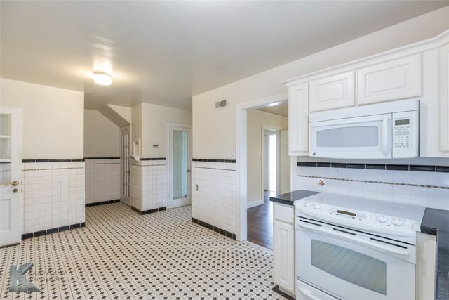 341 N 3rd Avenue, Munday, TX 76371