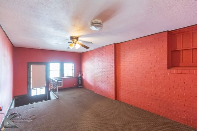 341 N 3rd Avenue, Munday, TX 76371