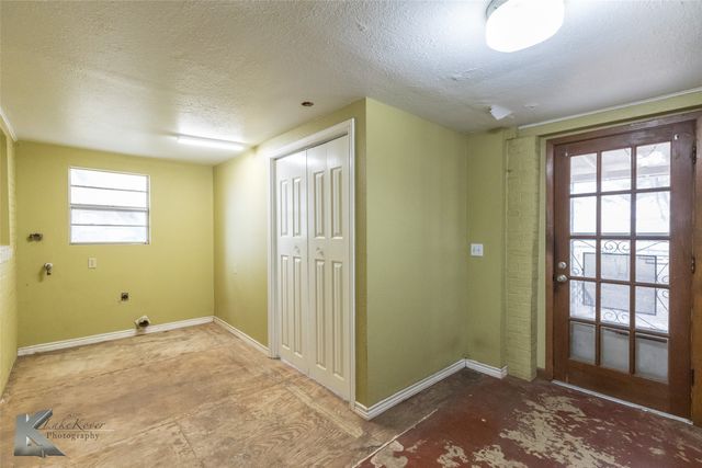 341 N 3rd Avenue, Munday, TX 76371