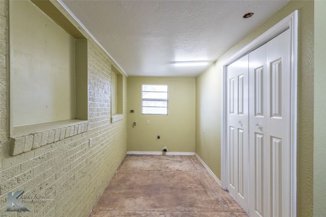 341 N 3rd Avenue, Munday, TX 76371