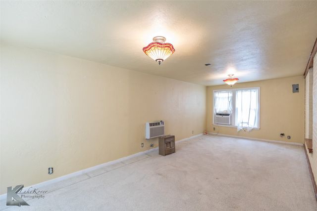 341 N 3rd Avenue, Munday, TX 76371