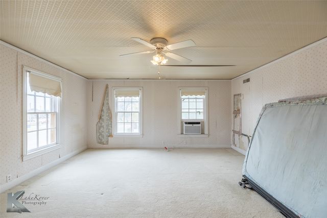 341 N 3rd Avenue, Munday, TX 76371